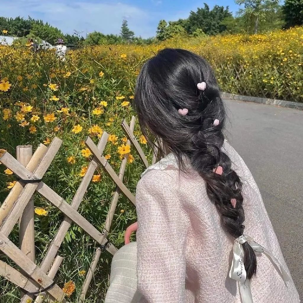 端盘子的姑娘